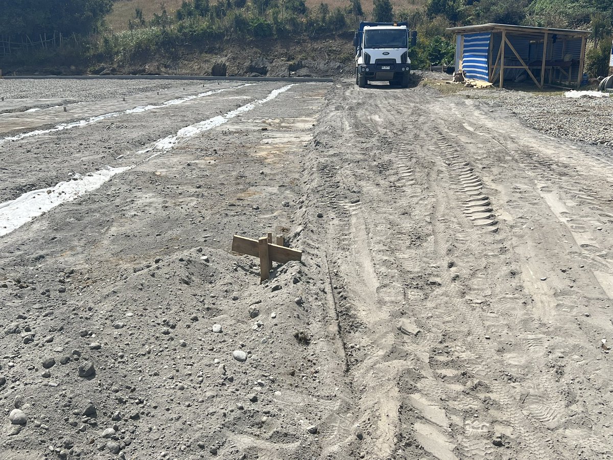 Juaneduardoconc's tweet photo. Fiscalizamos en terreno avances en la construcción de moderna #Carpeta #Sintética para #Isla #Quehui.
Estamos etapa construcción drenajes y estabilizado terreno para dar paso a instalación Carpeta Sintética para la práctica del deporte.
Con obras #Avanzamos https://t.co/7hclq7fIB7