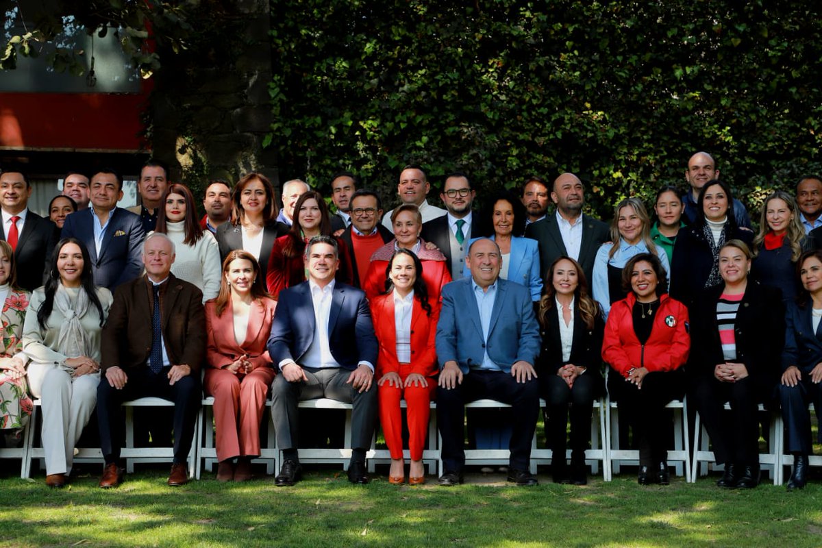 EricSevillamx's tweet photo. Trabajar en equipo es nuestra mejor carta de presentación, juntos sabemos enfrentar con determinación cualquier reto que se nos presente, porque somos #ValientesComoTú.
Con #AleDelMoral #VamosConTodo https://t.co/cHDBrLNfaw
