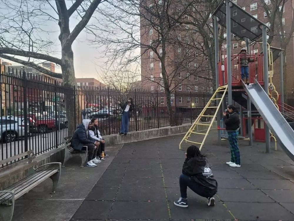 followbdc's tweet photo. #BronxJuniorPhotoLeague students shooting in the neighborhood and reviewing guest artists from Mexico.
📷: @EvanMSolis
#bjpl #thebronx #SouthBronx #fotographia #foto #photography #photojournalism https://t.co/o1kwO9QLUN