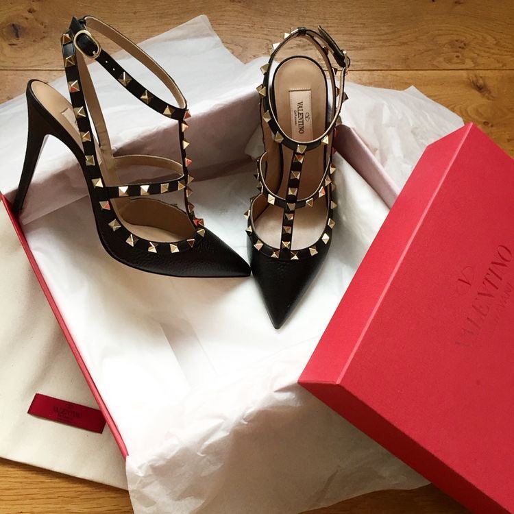 asterismios's tweet photo. É com enorme prazer que venho anunciar uma nova conquista em minha carreira, iniciarei meus trabalhos como modelo para a marca Valentino! Estou completamente animada de ter a chance de trabalhar com eles e com outras marcas tão incríveis. 

                  #NΞWF𝗔CΞVLTN https://t.co/bzVpv3n9tC