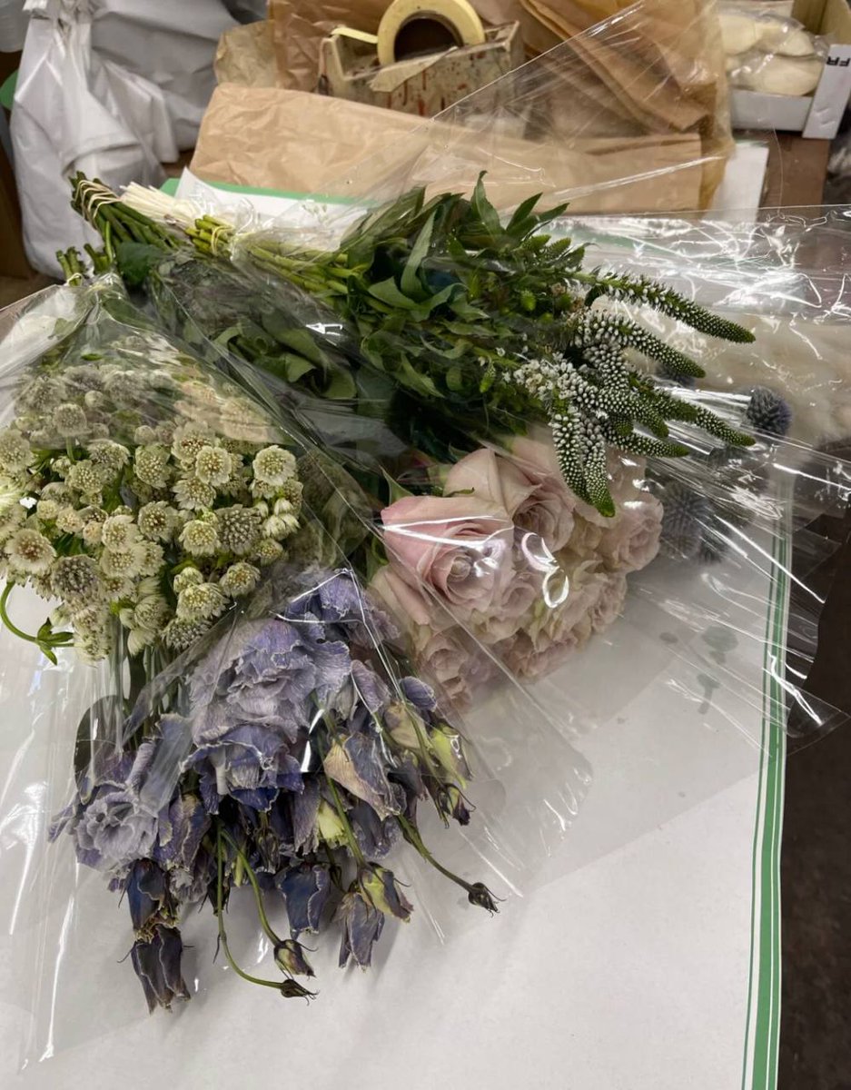 Chocolate9986's tweet photo. I found you a garden. If you like flowers, you can come here. There are many varieties and the flowers are still fresh. You are free to match them. You can also ask the boss to match you. it's great.Address: 754 Wall Street Los Angeles CA 90014 #cutflowers #importedflowers https://t.co/FcXs3SkGty