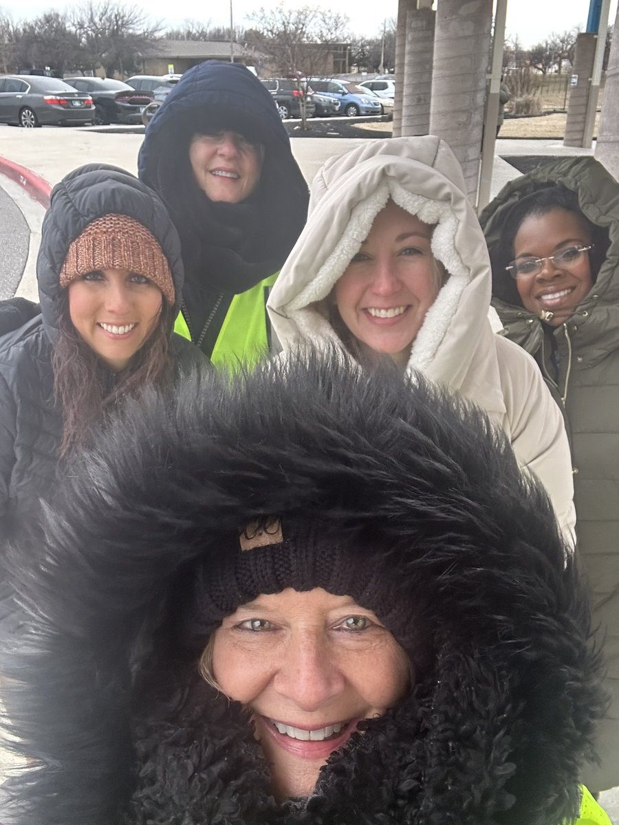 FreedomPRIDE15's tweet photo. Make sure to say “Thank you” to the car line servants. We love our Eagles. https://t.co/7jTzRjbFaO