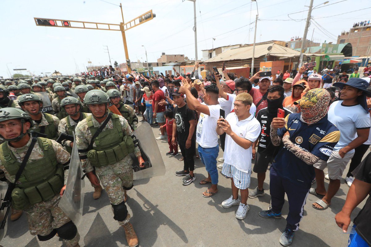 el_analista2020's tweet photo. Esta es la imagen más hermosa que verás hoy: 
Nuestras fuerzas armadas liberando la carretera en Ica y todo el pueblo iqueño aplaudiéndolos y agradeciéndoles por defendernos de los terroristas. 
Comparte esta imagen si te llena de orgullo. https://t.co/R9wFWLruc0