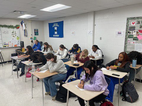 Buffs_Softball's tweet photo. When we can’t get on the field to train our bodies, we hit the classroom to train the brain! BIG thanks to @CoachOGonzales for presenting session one of All In Mentality! This is a game changer!🥎💥 #lockedin #elitemindset https://t.co/qa3cmN4LTP
