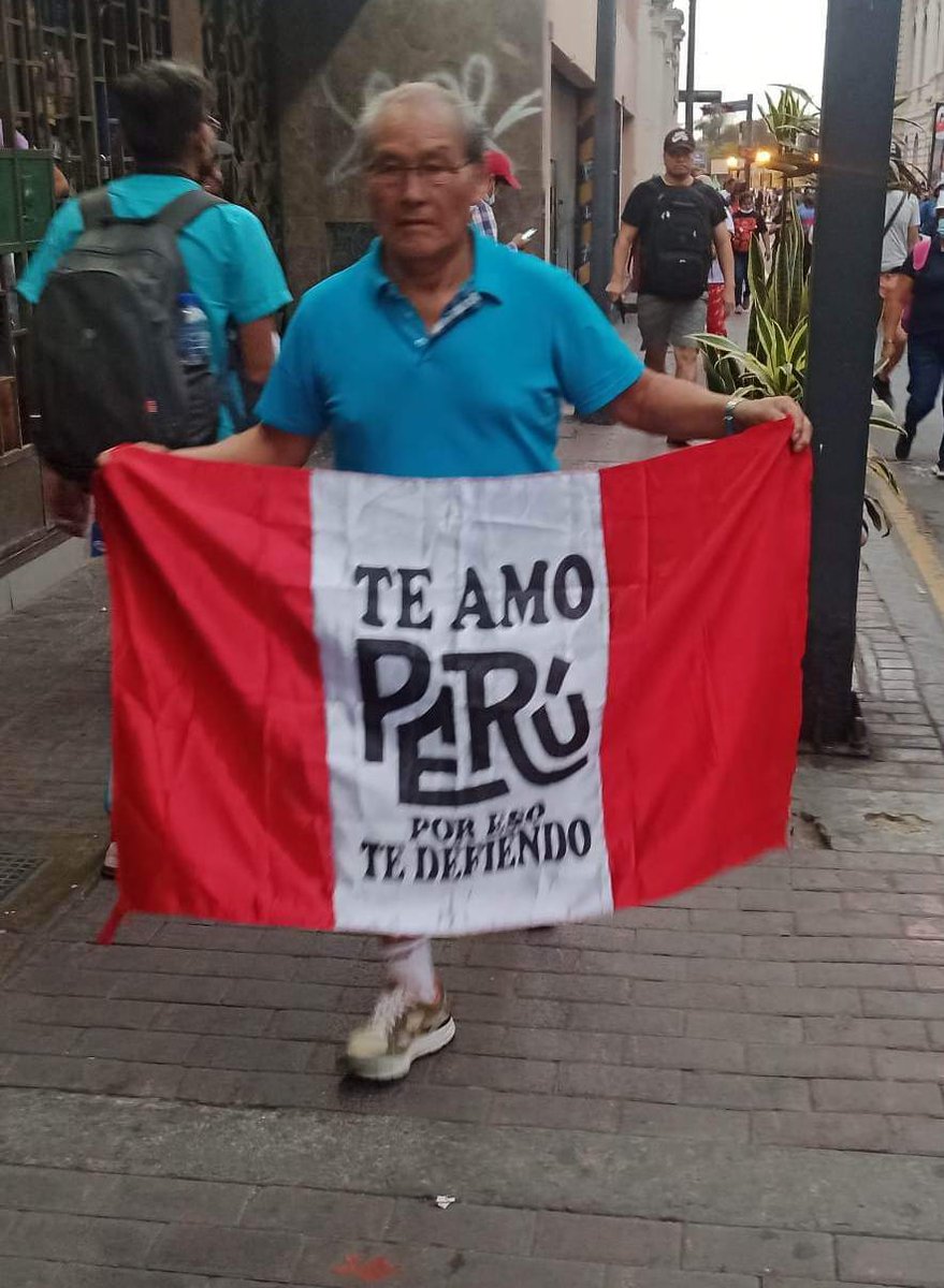 WaykaPeru's tweet photo. Varias horas de caminata desde Huaycán hacia el centro de Lima aún así las arengas y gritos de lucha no cesan. Son miles los que exigen la renuncia de Dina Boluarte y el cierre del Congreso
Fotos: Jazmín Moscoso https://t.co/zWYYBihbXV