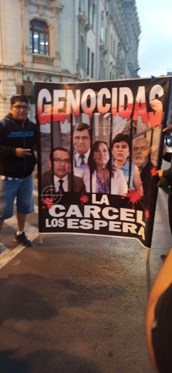 WaykaPeru's tweet photo. Varias horas de caminata desde Huaycán hacia el centro de Lima aún así las arengas y gritos de lucha no cesan. Son miles los que exigen la renuncia de Dina Boluarte y el cierre del Congreso
Fotos: Jazmín Moscoso https://t.co/zWYYBihbXV