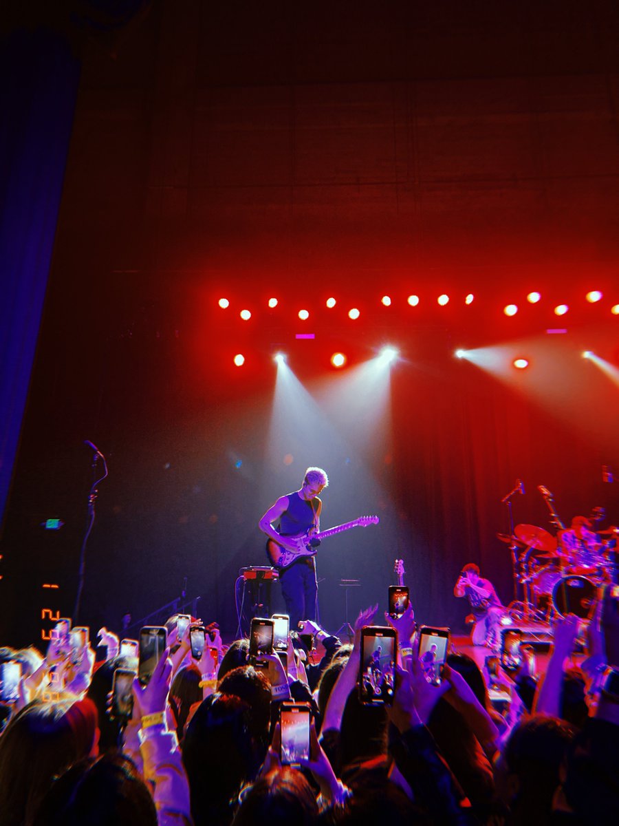 madee_g's tweet photo. last night 💙🎸 will be patiently waiting for the EP turned album ;) @SeaveyDaniel https://t.co/O2q0SYuqUZ