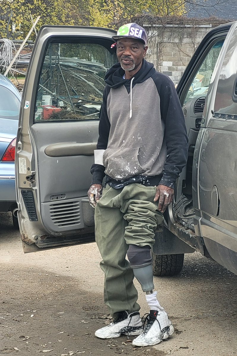 limbsforlife's tweet photo. Timothy is a painter and drywall installer in Mississippi. He was desperately in need of a new limb to continue working. Robbin W, clinician at My Limbs Prosthetics, connected Tim with #LimbsforLife. His new limb was just delivered! #amputee https://t.co/5ySnnQCQZT