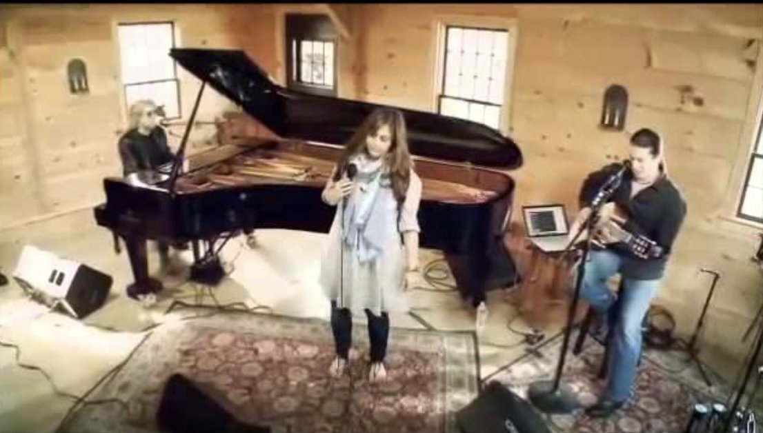 #Top5CoverSongsULove 
Rumer - I Can't Go For That (LFDH)
An entirely different song when she sings it!

Easy, ready, willing, overtime
Where does it stop?
Where do you dare me to draw the line?

youtu.be/7hHPcG-Xpps