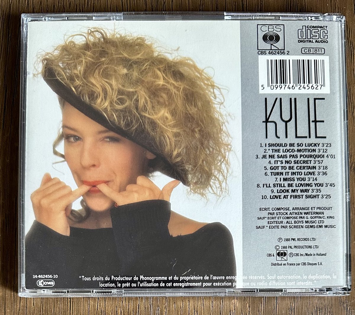 spjury's tweet photo. #KylieMinogue Kylie. 1988 CBS label French CD. Stumbled across this little beauty in an op-shop. A few minor creases on the sleeve but the disc looks practically new. Pleased to have this added to my #KylieCollection. 🎶🕺💿 #SecondhandCD #BargainBasementFind #OpShop https://t.co/UW7vEameUK