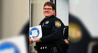 QasimRashid's tweet photo. A white officer named Preston Hemphill also tased Tyre Nichols, remarking, "One of the prongs from my Taser hit the bast*rd. I hope they stomp his ass." 

He's only now been suspended.

Not qwhite sure why the white cop isn't facing the same accountability as the 5 Black cops?🤔 https://t.co/fw3DPd0ZlE