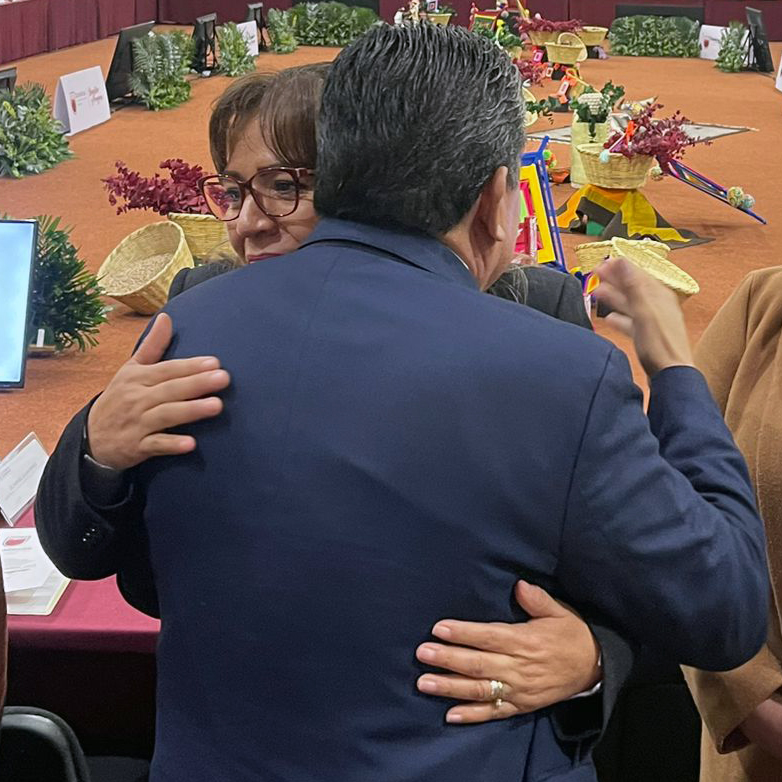 MaribelGalvanJ's tweet photo. 🤝 Desde el Legislativo reitero nuestro respaldo al gobernador @DavidMonrealA que al presidir la Reunión Plenaria Municipalista 2023 sentó las bases para que la 4T siga su curso en Zacatecas. ¡El bienestar de las familias zacatecanas será siempre nuestra prioridad! https://t.co/Spbu7zIBB7