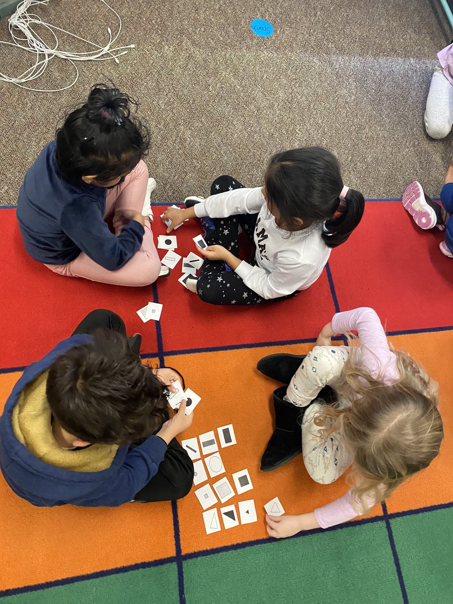 WeinkeLara's tweet image. Working with partners to sort 2D shapes! @HospElementary #kindervibes
