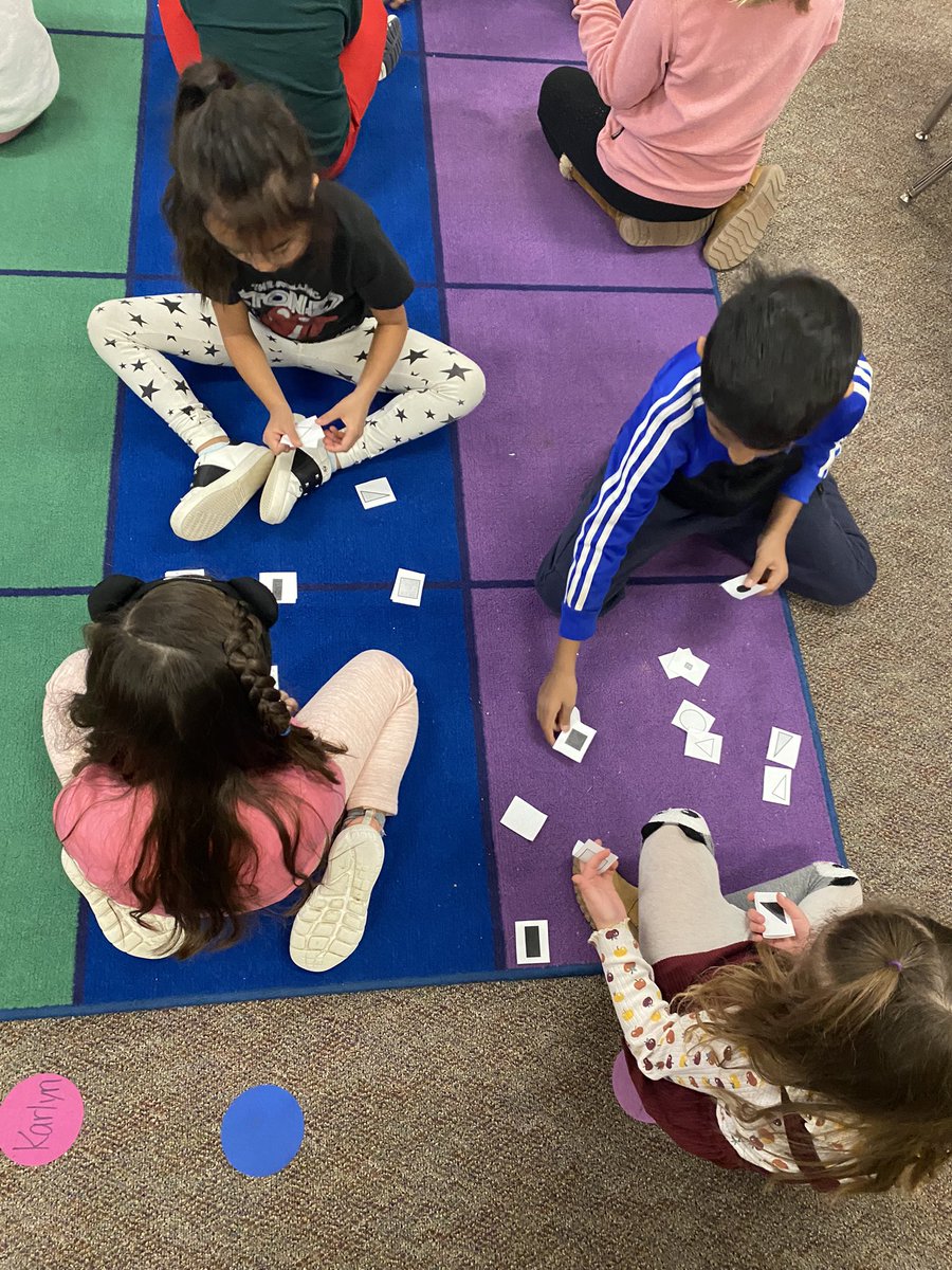 WeinkeLara's tweet image. Working with partners to sort 2D shapes! @HospElementary #kindervibes