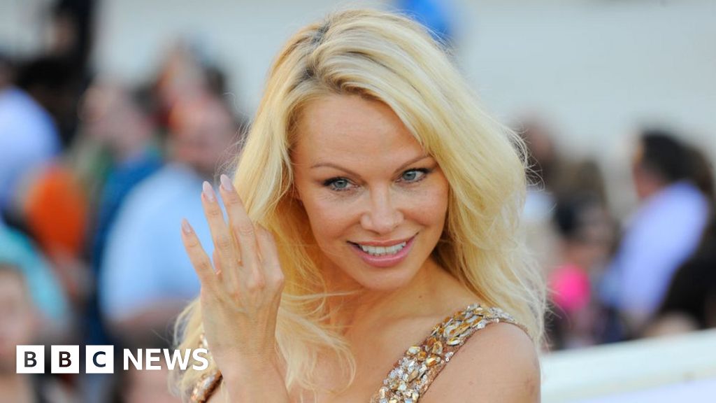 VCNnews's tweet photo. Pamela Anderson memoir lifts lid on fame and heartbreak: The 55-year-old Baywatch star is releasing both a memoir and Netflix documentary this week. https://t.co/4X2xTwUEE8 https://t.co/Pf3p5AcqWc