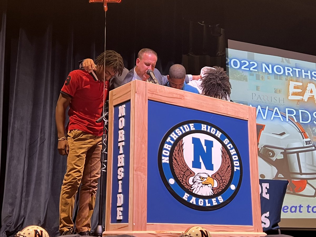 chad_alligood's tweet photo. One last prayer with my guys at NORTHSIDE. Great banquet to finish the 2022 season and my tenure at NORTHSIDE. Wishing nothing but the best moving forward. 
Tempo Love Compete 
@N_H_S_Football @BenLBailey https://t.co/yoNeKCN41m