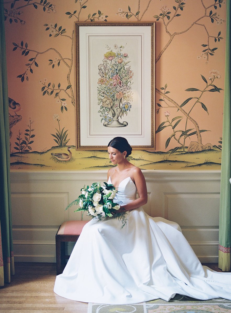 Blushing bride with a bouquet to match 🌺 @marklsimmons @marcowangphotography
.
.
.
#houstonweddingmakeupartist #makeup #houstonwedding #classicmakeup #friendswoodmakeupartist #houstonbrides #bridalmakeup #sleekupdo #bridalinspiration #jonesroadbeauty #charlottetilburymakeup #n