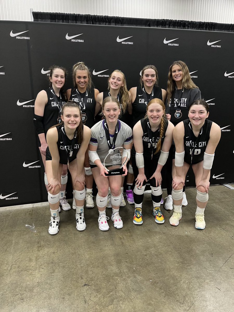 annaelkin2006's tweet photo. Great weekend at Central Zone, bringing home some hardware with a 1st place finish! 8-0 only dropping 2 sets on the weekend. Love this team and our grit!!🥇🏆 @CCVBCrecruit @circlecityvbc @Millers_VB https://t.co/3SsnBMgCS5