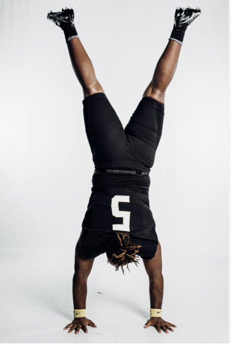 Waltclaire1's tweet image. THE BIG HATTTT…but what big man you know doing handstands #bighat @CoachGusMalzahn @CoachHand @UCF_Football