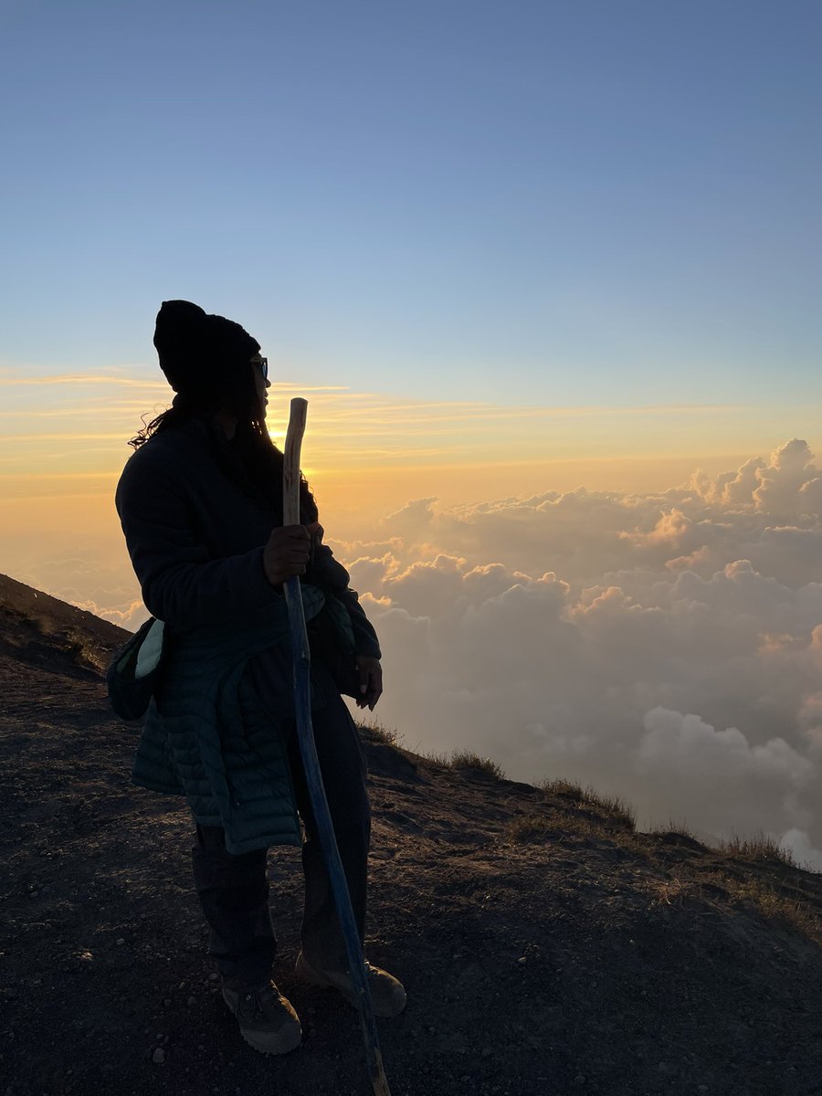 Element_MK's tweet image. It’s such an amazing feeling to be above the clouds &amp;amp; witness the beauty of it all 🥾🌋☁️❤️