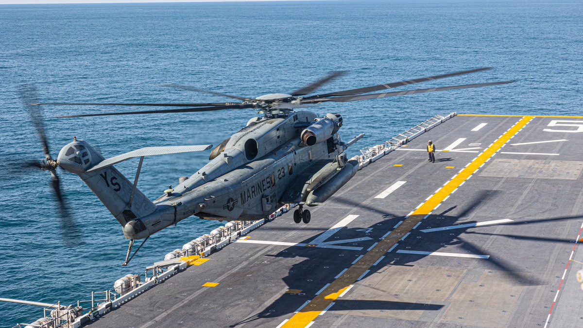 Boneyardsafari's tweet image. CH-53E coming aboard USS Bataan LHD-5 conducting deck landing qualifications during Amphibious Squadron/MEU Integrated Training this last week #marineaviation #ch53 #ussbataan #lhd5 #meu #aviationsafari #aviationpreservation #boneyardsafari