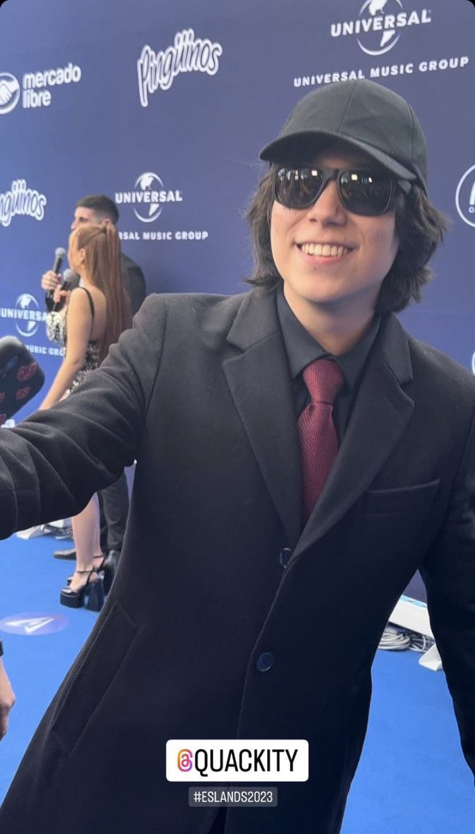 ExposingA03s's tweet photo. How is he gonna wear the worst suit ever and still show off that slutty little waist https://t.co/kiFw71Y6Qh