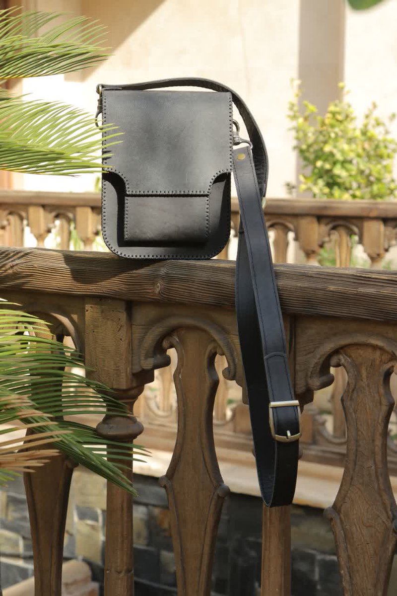Arashleatherbag's tweet photo. unisex satchel; Suitable for daily use
#ARASHleather
#Hand_Crafted #Camel_Leather
Premium Quality
Genuine leather
*We will respond promptly to inquiries and requests*
#Dubai https://t.co/RT3nmA1IdK