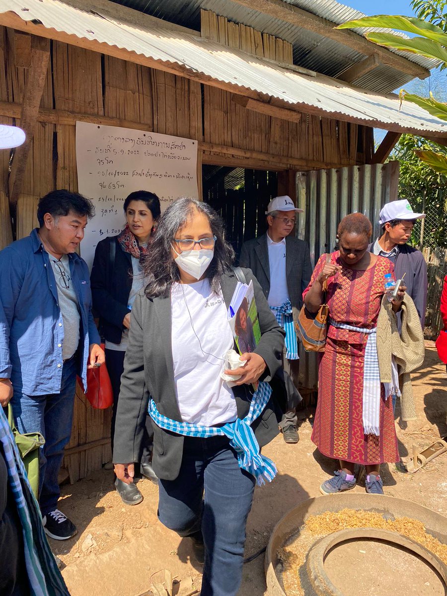 IFADAsia's tweet photo. Day 3 in #LaoPDR: @IFAD AVP @Jo_Puri &amp; #Asia-Pac  Director @ReehanaRaza are learning all about chicken farming from farmers in Oudomxai Province.

Part of an agricultural producer group, 👩🏽‍🌾👨🏽‍🌾 received training from a @GAFSPfund-supported project to raise &amp; sell 🐔for ⏫ incomes. https://t.co/yVs6TLc8qh