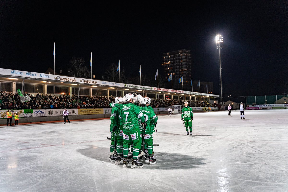 hammarbybandy's tweet photo. MATCHDAG!

🗣️ Hammarby-Sandviken, 19.00 @ Zinken. Kom och stötta laget till nya poäng i jakten på slutspel!

📷 Romus Ramström

Inför-artikel: https://t.co/SLHJr52NIa

#bajen #zinken #södermalm #svbandy https://t.co/Oe9qppglYU