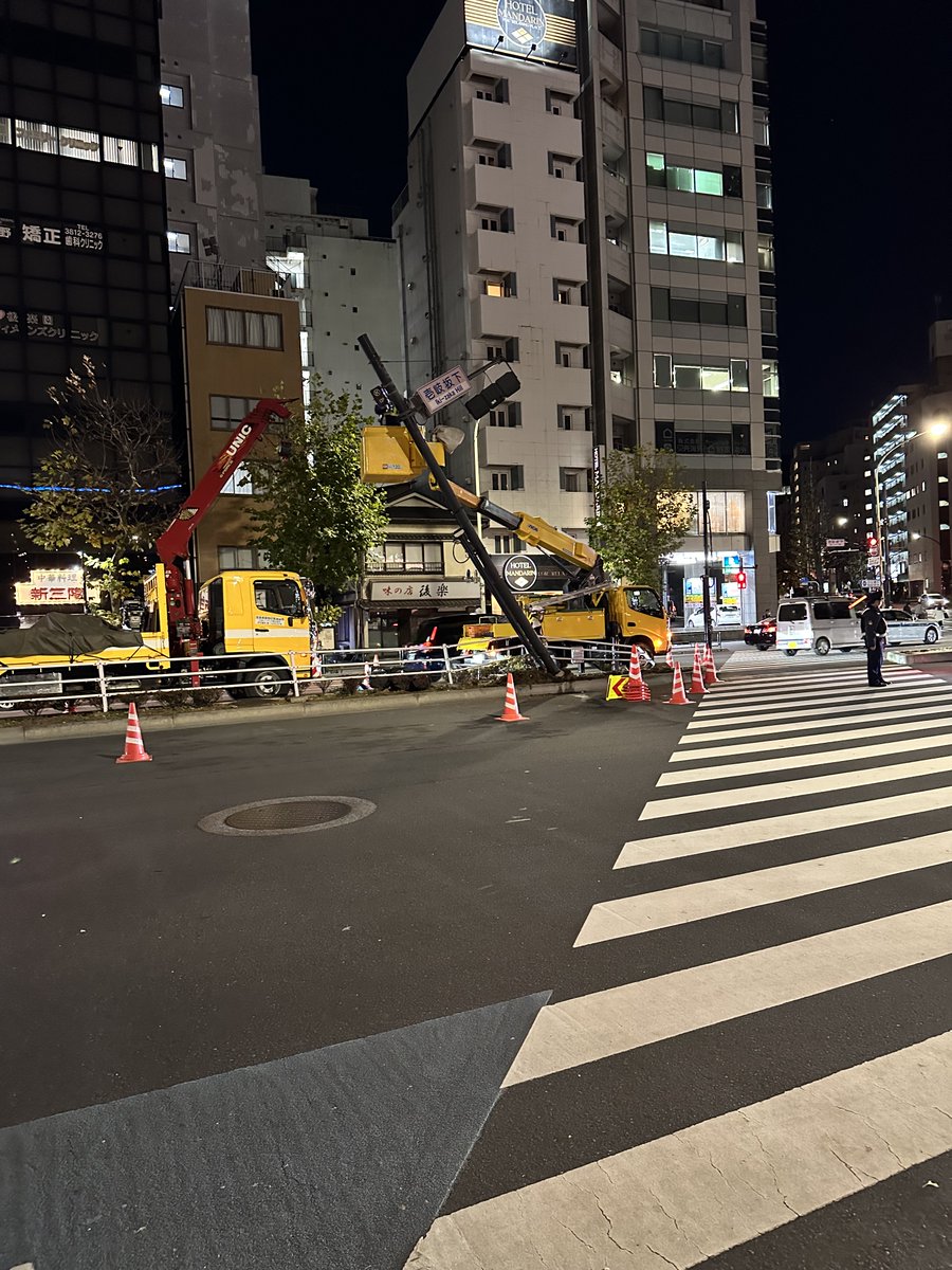 fixing road sign!

#RoadSafetyWeek #Construction #tokyodomecity
#水道橋 #Dark #thenight #Japan