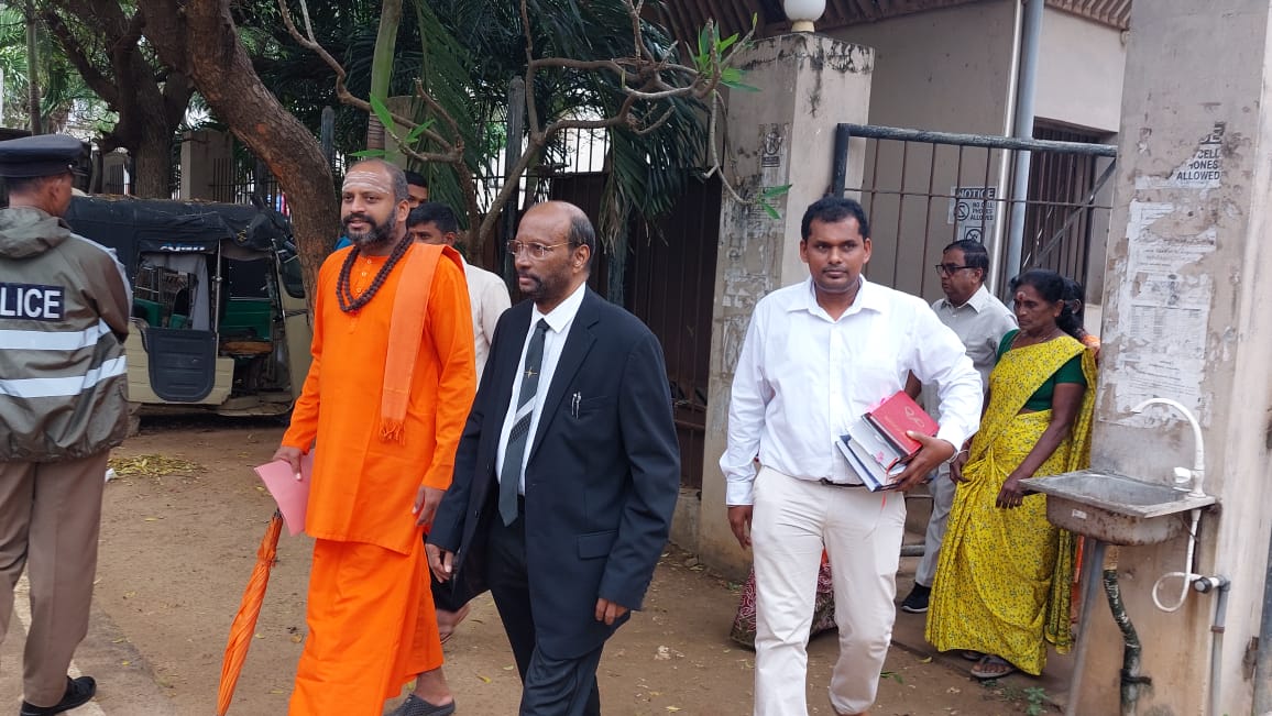 Hamsanan's tweet image. யாழில் ஜனாதிபதிக்கு எதிராக போராட்டத்தில் ஈடுபட்ட குற்றச்சாட்டு வழக்கில் இருவருக்கு பிணை வழங்கியும், புதிதாக இவ்வழக்கில் சேர்க்கப்பட்டுள்ள 6 பேருக்கு அழைப்பாணை அனுப்பவும் நீதிமன்றம் உத்தரவு.
#lks #Presidente #protested
#JaffnaMagistrate #Court #Tamil