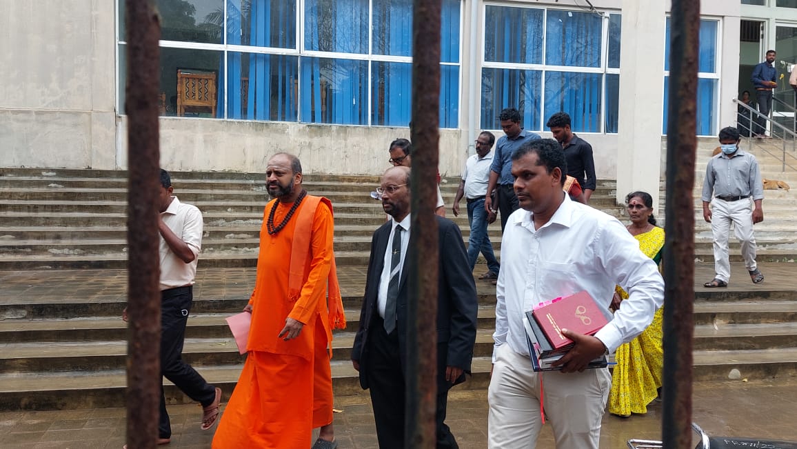 Hamsanan's tweet image. யாழில் ஜனாதிபதிக்கு எதிராக போராட்டத்தில் ஈடுபட்ட குற்றச்சாட்டு வழக்கில் இருவருக்கு பிணை வழங்கியும், புதிதாக இவ்வழக்கில் சேர்க்கப்பட்டுள்ள 6 பேருக்கு அழைப்பாணை அனுப்பவும் நீதிமன்றம் உத்தரவு.
#lks #Presidente #protested
#JaffnaMagistrate #Court #Tamil