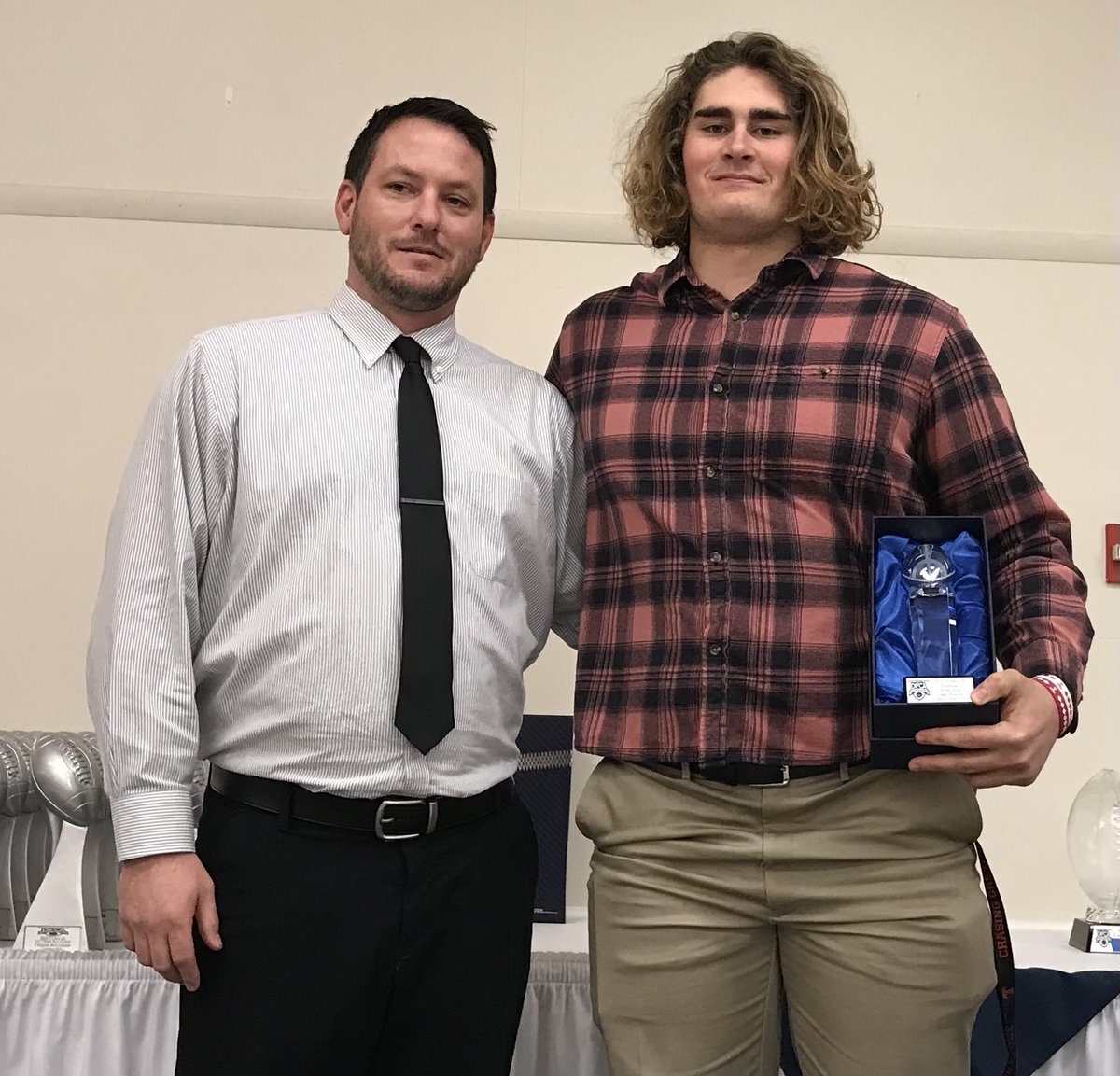 BradMyersTNJ's tweet photo. Coach Joe Wright of @SaintMarksFB presents the Class 2A Lineman of the Year to @LukeWatson2023 at the @DIFCA302 banquet #delhs https://t.co/vMZn7CTy1D