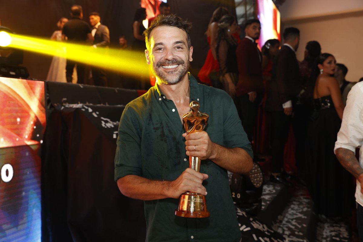 FarandulaShow's tweet photo. #Ahora En VIVO desde Villa Carlos Paz. @pedroalfonsoo @paulitachaves #PremiosCarlos #oro #VCP https://t.co/9KbI4Z9SUz
