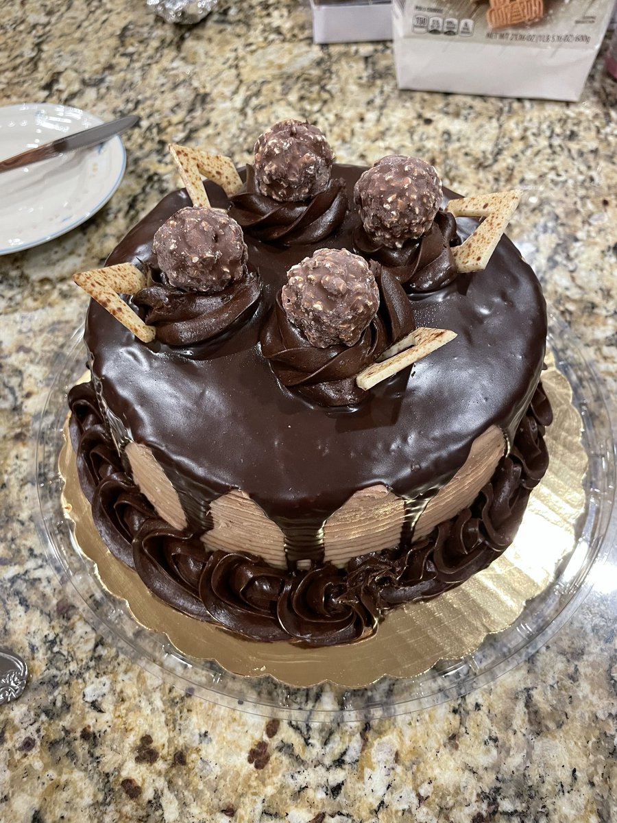 apatheticfibs's tweet photo. Bought a cake just to make myself happy. https://t.co/A0lT9ZumMg