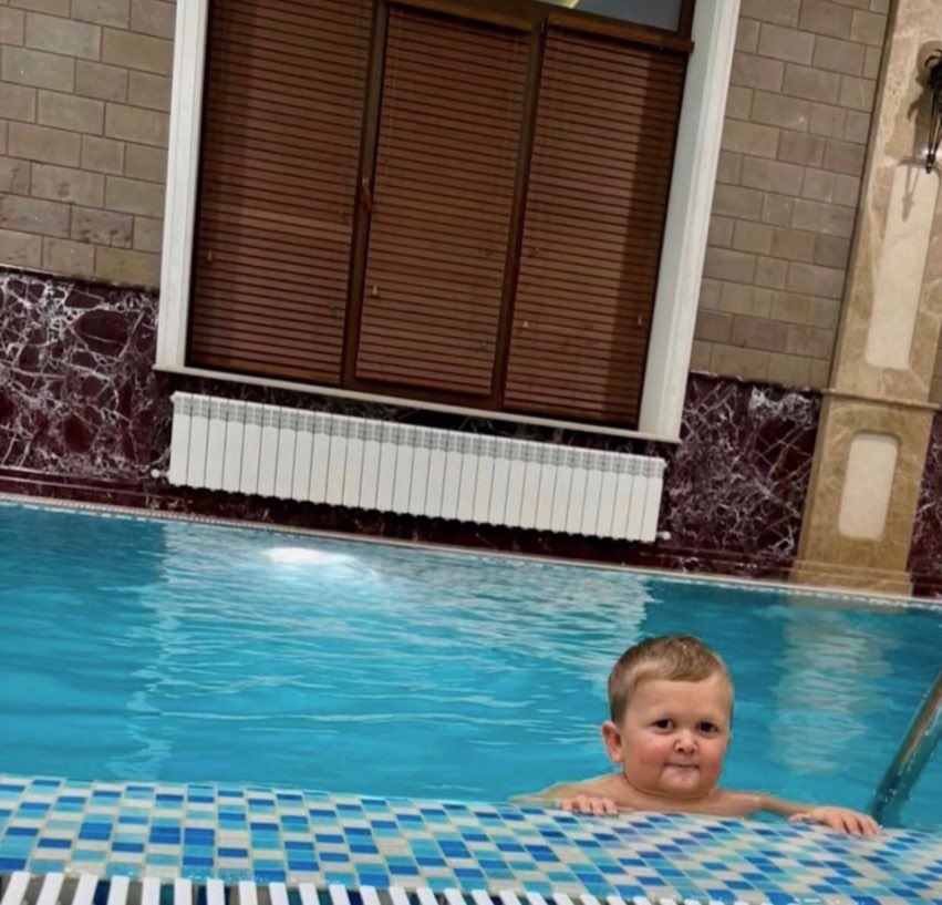 Blakely May at home waiting to see if she has a new step dad #TheBachelor