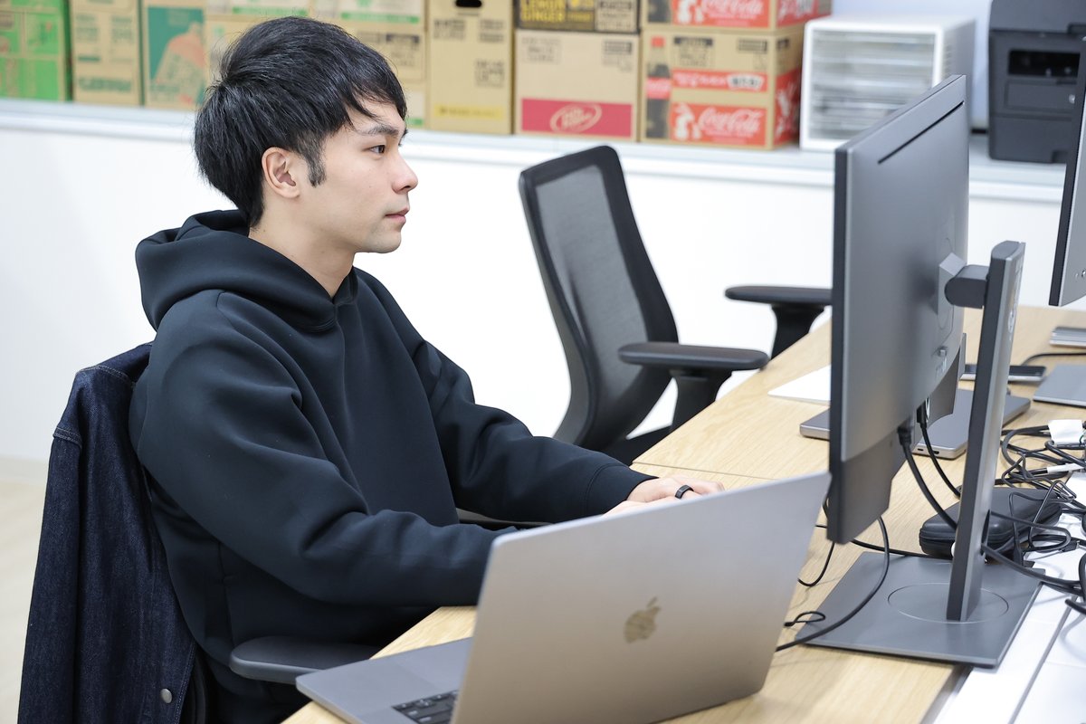 【メンバー紹介#2_ebikenさん】
大量の在庫を抱えるMeshのバックエンドはかなり重厚長大で複雑を極めますが、それでもMeshのアプリの動きが速く、安定しているのは、エンジニアのebikenさん（<a href="/ebkn12/">Kenichi Ebinuma | Mesh</a>）がその複雑さを苦にすることなく、非常にきれいなバックエンドを作っているからです。