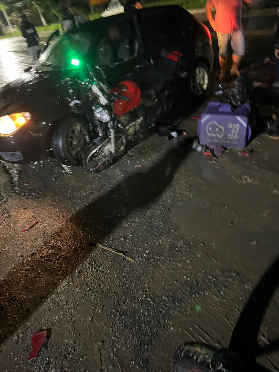 Um acidente na noite desta segunda-feira (30) na RJ 127 entre um carro e duas motos deixa três pessoas feridas. 

O motorista do carro estava seguindo em direção a Lages, quando ao fazer uma conversão foi surpreendido pelos dois motociclistas. 

#Paracambi #Acidente