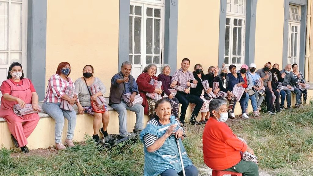 SebHOrozco's tweet photo. Comenzamos la semana visitando a vecin@s de la colonia Centro. Un gusto conocer sus inquietudes para #ReconstruirElRumbo de #Puebla.
#CercanoALaGente https://t.co/weXO9ul1eC