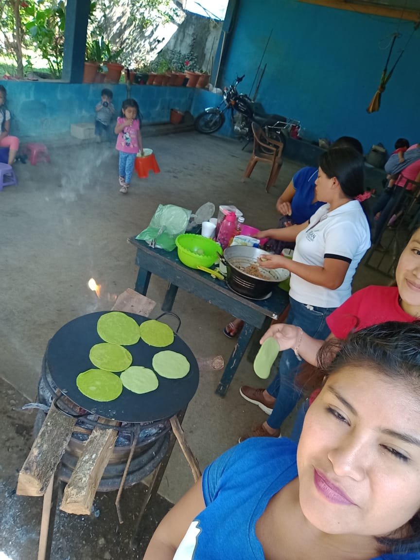 SESAN_Suchi's tweet photo. #COCOSAN de Madre Mía, del municipio de San Pablo Jocopilas, recibieron charla sobre Grupos de Alimentos y prepararon Crepas con incaparina, tortillas de colores con remolacha, espinacas y zanahoria, promoviendo la alimentación saludable. #GCNN https://t.co/FDCFzcoa6b