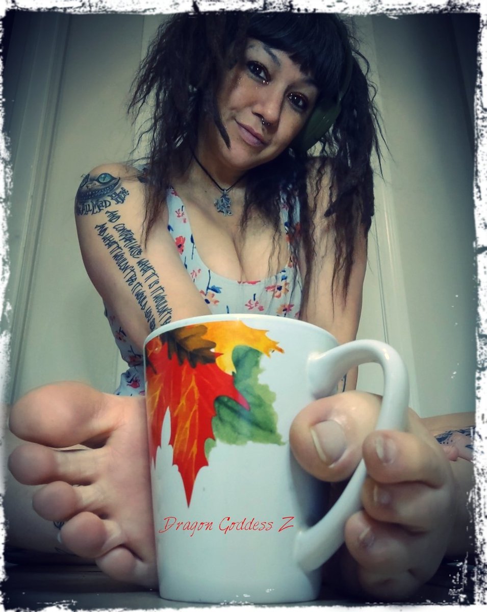 DragonGoddessZ's tweet photo. ☕🐉👣Merry Monday!👣✨
A bit of my day yesterday...🖕😏
☪️Witchy color was orange
🧦Orange
🩲Orange
🦵Orange nylon socks
🧘Yoga
And a long but beautiful night🌃...
#barefootbabe #barefootgoddess #footfemdom #findom #spoilme #footfetish #dragongoddesszfeet #dragongoddessz https://t.co/jQAUapeZeC