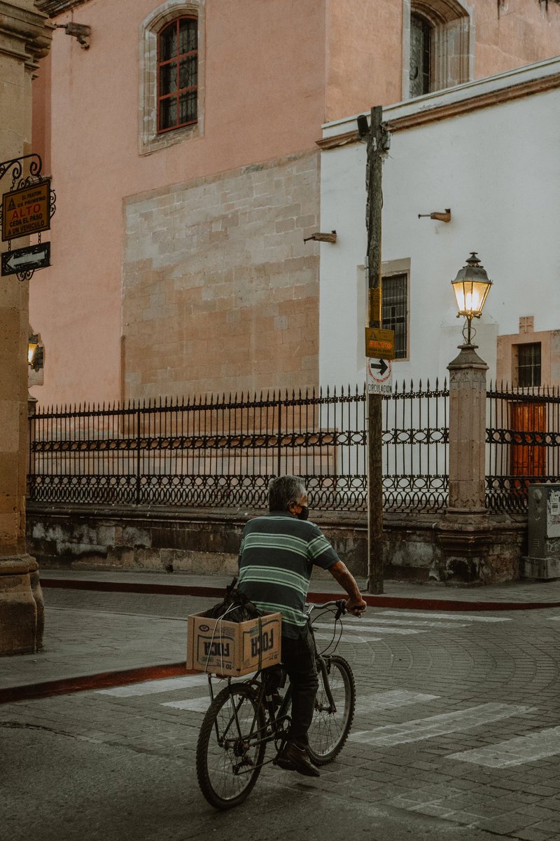 TrianaMendoza's tweet photo. Afuera, esperando a que el mundo me responda. 💫
📍Lagos 🇲🇽
#lagosdemoreno #arquitecturanovohispana #callesconencanto #callejeando #ciudadesconencanto #patrimoniodelahumanidad #pueblomagico✨ https://t.co/lWuohZmHsT