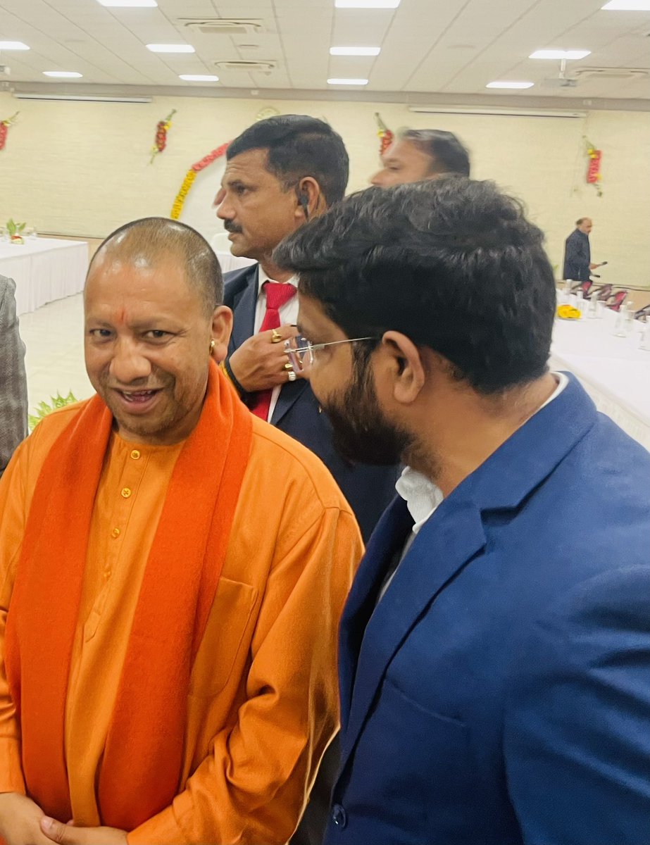 pawansengar's tweet image. मुख्यमंत्री @myogiadityanath जी ने पत्रकारों के साथ अनौपचारिक मुलाक़ात की।इसी कार्यक्रम के दौरान यूनिवर्सिटी के #सीनियर उत्तराखंड के CM @pushkardhami जी भी यहाँ आये @NewsStateHindi