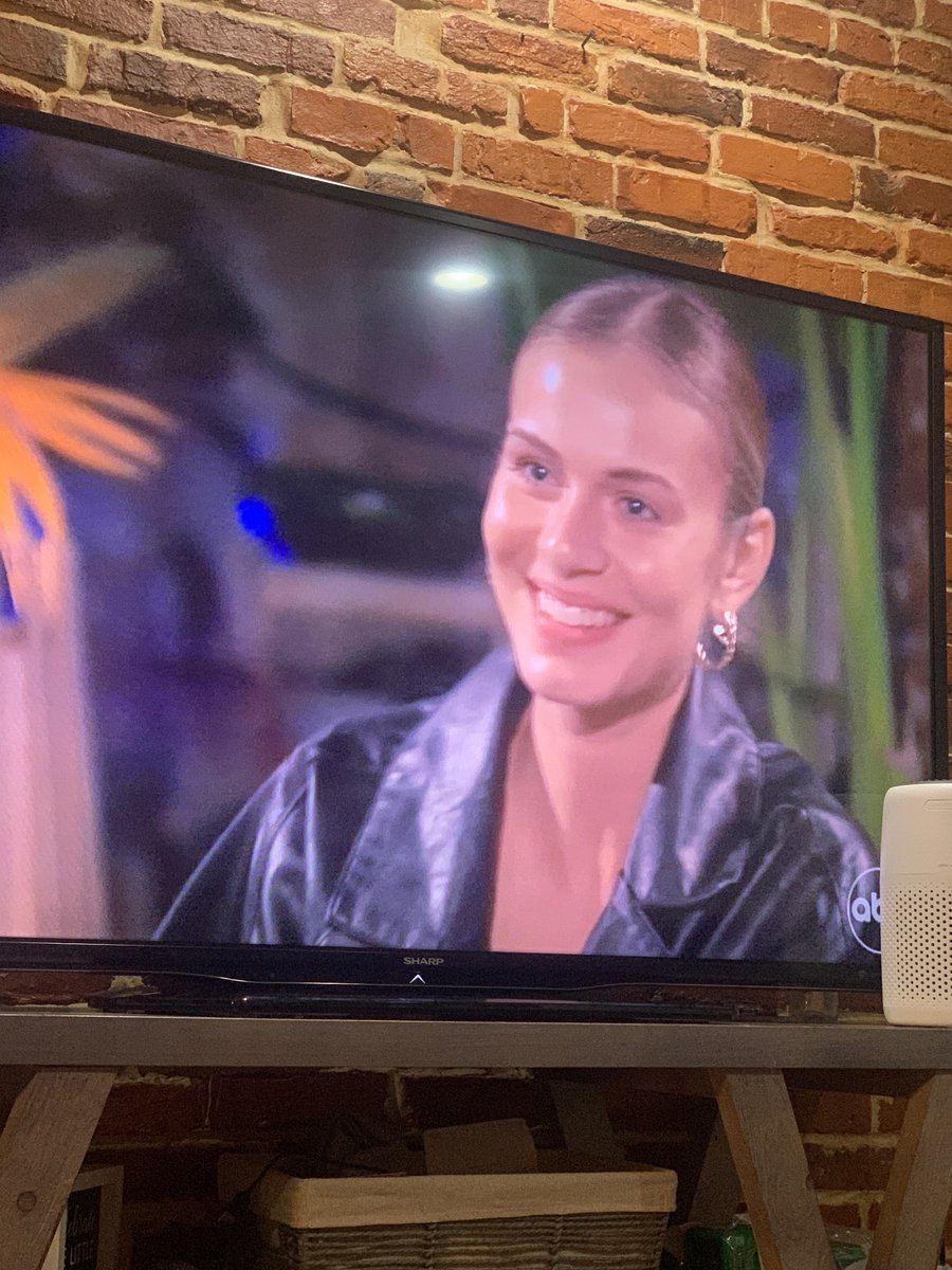 BrosWatching's tweet photo. Queen - would look good with Zach on the cover of Lands End
#BachelorNation #TheBachelor #bachelor https://t.co/QGbBjOwhcx