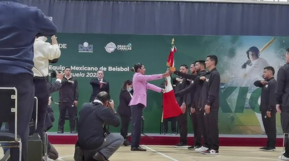 rodrigoroblesb's tweet image. ABANDERADOS

Los @verdesxsiempre fueron abanderados por la directora de la #CONADE, @AnaGabrielaGue, en el #CNAR 

El actual campeón de la @Liga_Arco participará en la #SerieDelCaribe2023 en Gran Caracas, Venezuela del 2 al 10 de febrero.

#Fuerzaverde #LMP