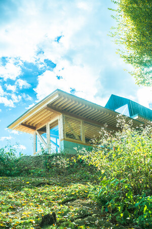 PRTIMES_JP's tweet photo. 群馬県・高崎の街並みを一望できる丘の上に様々な小屋型の住空間サンプルを設置。理想の住環境を体験・構想できるフィールド型ショーケース「SLOWP」5月にオープン！ https://t.co/3hfu8lkvk7 @PRTIMES_JP https://t.co/uFan6vAGsb