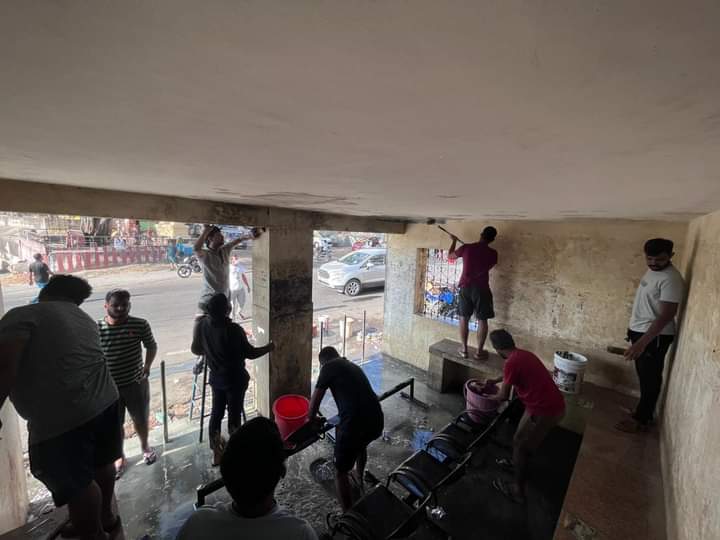 yuva_brigade's tweet photo. #SwachhBharat #CleanlinessIsHealth 
#YuvaBrigade team found that a bus stop at Vasantpura had lost its color and was filthy that no one could use it. This weekend Bangalore team cleaned, painted the stop to give a new look and made it ready for public use. https://t.co/ahhj8OKfP6