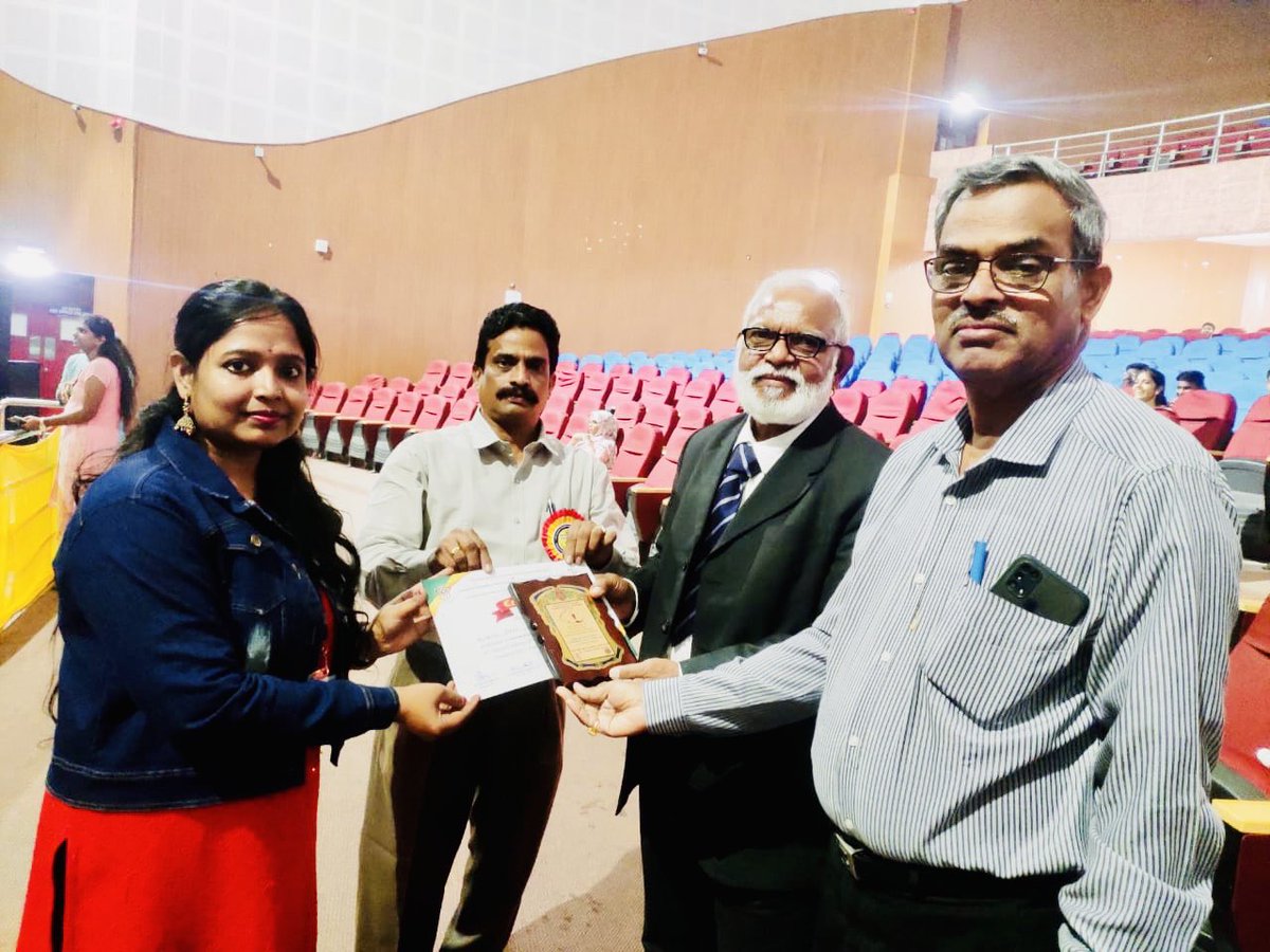 Our PhD student Ms Neha ⁦@Nehajha_Mn⁩ won the first prize for the poster session at the 47th #ISHG conference. She is student of Prof Parimal Das, coordinator CGD. Many congratulations 👏👏👏👏👏Neha #makingBhuproud Well done !! ⁦@DeanScienceBHU⁩ ⁦@bhupro⁩