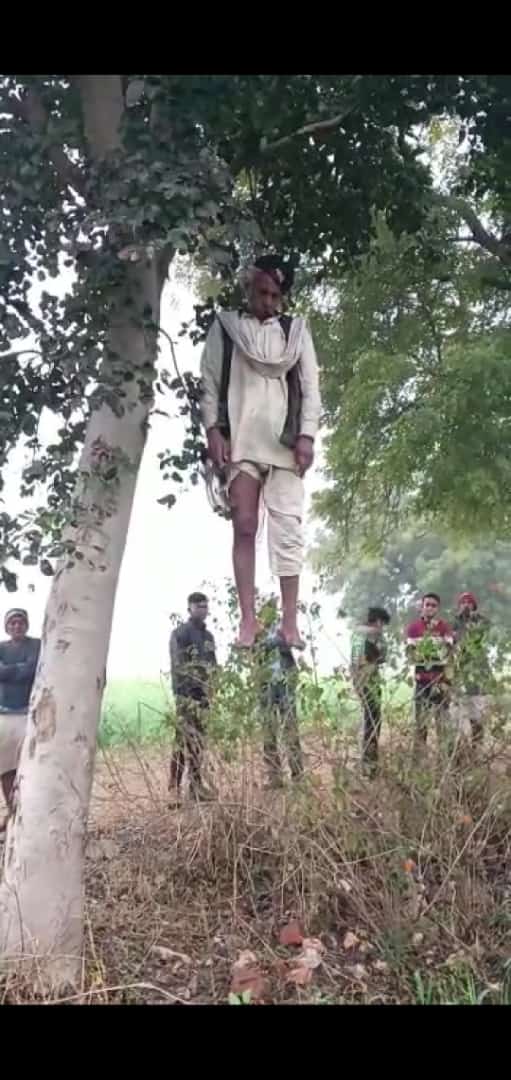 PS24_IN's tweet photo. 15 दिन पहले बुजुर्ग के साथ हुई थी मारपीट थाना में की थी रि���ोर्ट नही हुई थी दर्ज एस पी ऑफिस भी गया था बुजुर्ग पीड़ित ने न्यायायलय दर्ज कराया था वाद दूसरे दिन फांसी पर लटका मिला शव। 4 दिन होने के बाद भी नही हुई एफआईआर दर्ज।
@rangejhansi @JhansiDig @adgzonekanpur @dgpup https://t.co/SrRqCAnaq7