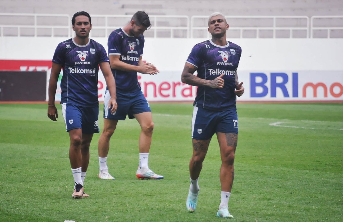 Ayi Luur dukung tim kamu di Stadion Jatidiri Semarang, Selasa (31/1/2023). Mau dukung PSIS Semarang monggo, dukung Persib ya boleh. Semarang damai lurrrr... Bebas meh dukung siapa
#journalistonduty
#motretpsis
#motretsepakbola
#sepakbolauntukbahagia
#westandwiththeclub